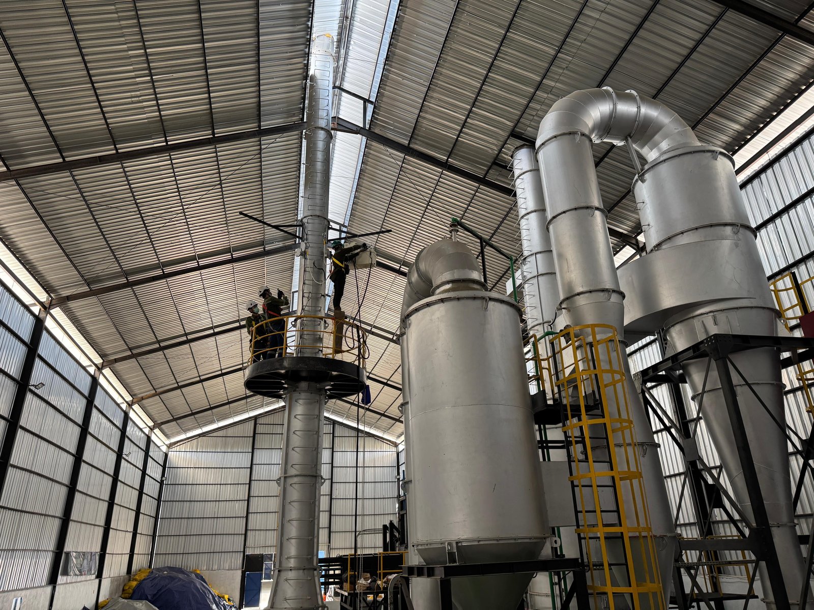 Tim memasang sensor & kabel pada sistem ducting emisi