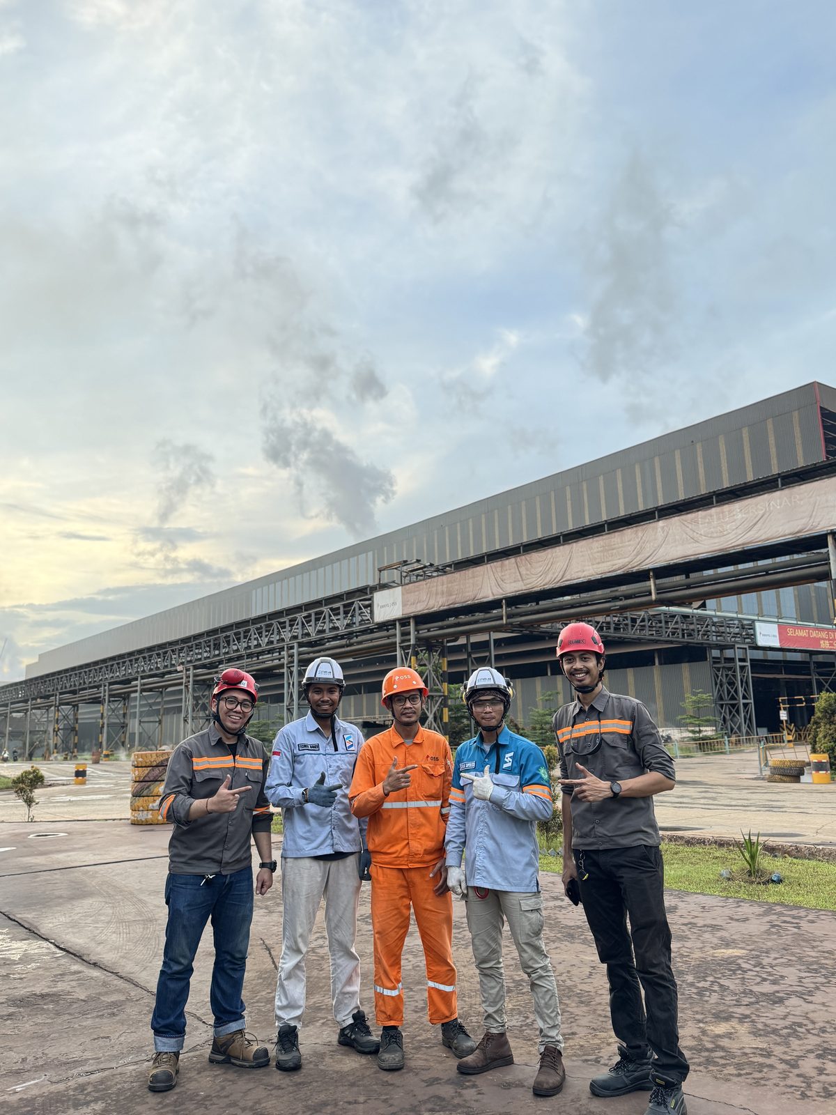 Tim pengujian emisi di area pembangkit